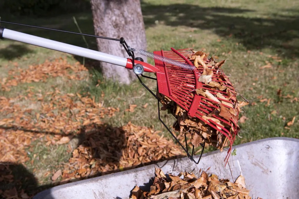 Lawn rake with leaf grabber - telescopic - with 25 tines including 140 L garden bag