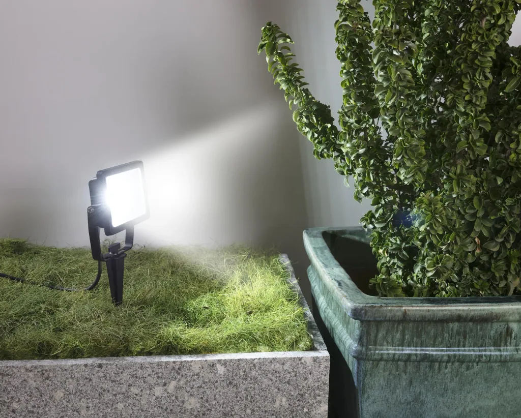 LED floodlight with ground spike, 20 watts