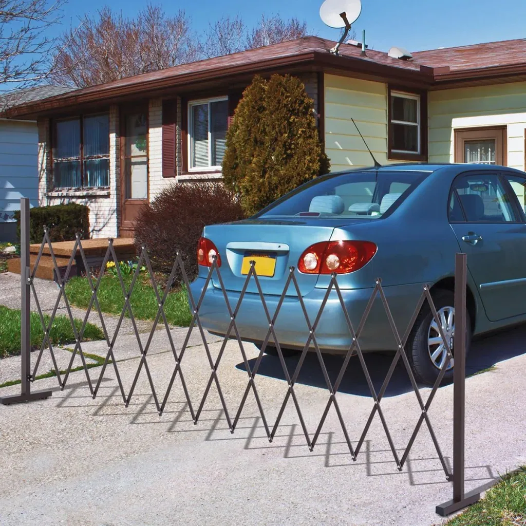 Extendable scissor gate dark brown