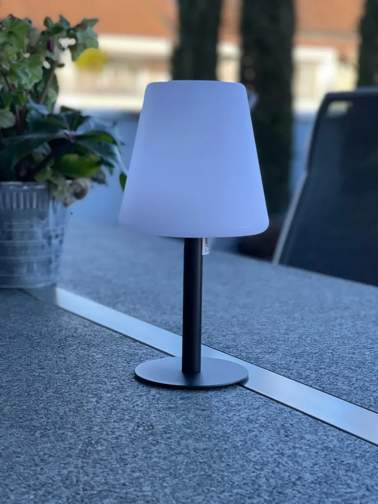stylish LED solar outdoor lamp