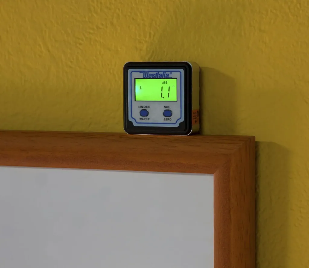 Digital angle measuring device