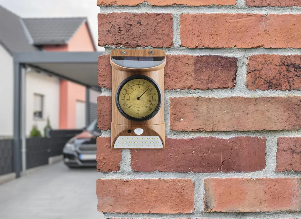 Solar light with thermometer and motion detector in wood look