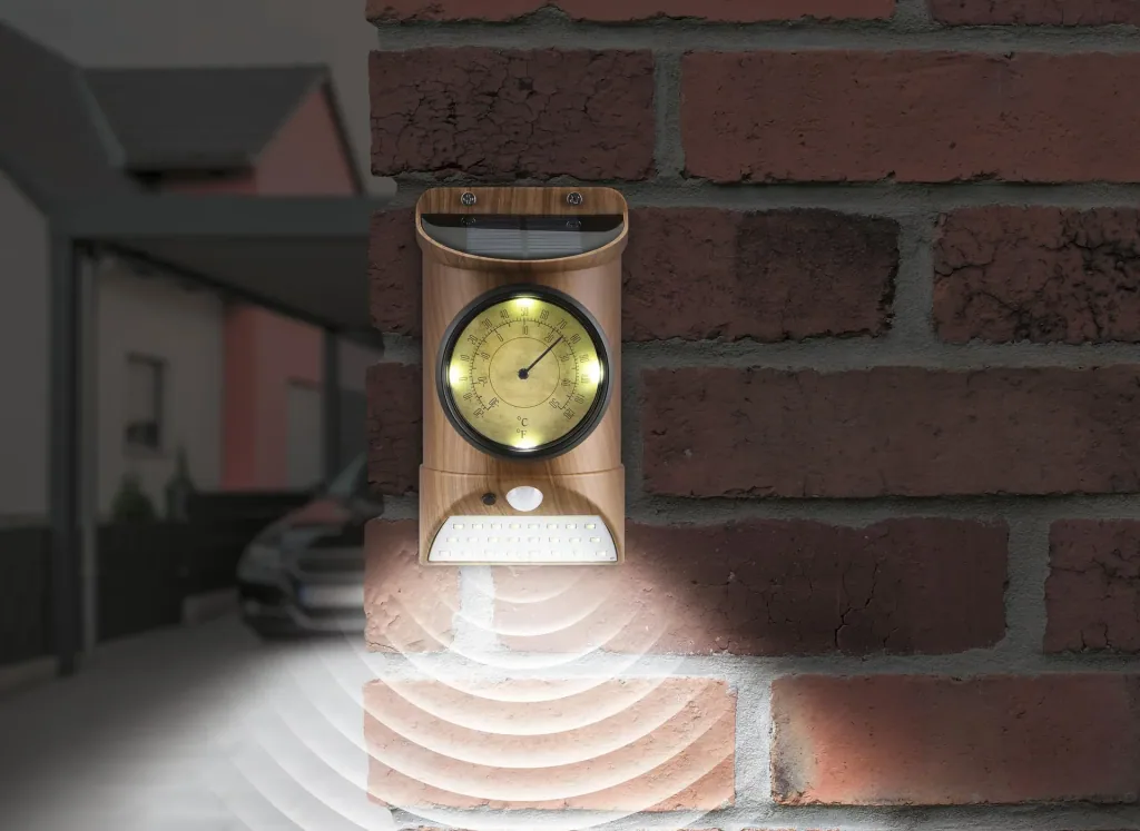 Solar light with thermometer and motion detector in wood look