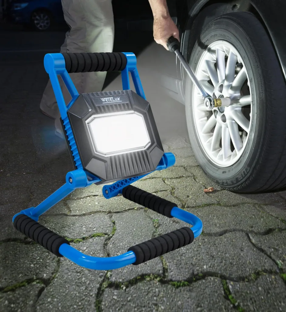 Foldable LED work light, rechargeable, 20 watts