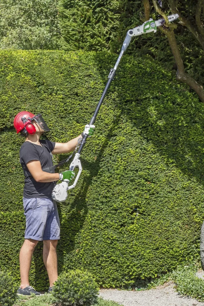 Cordless telescopic 3-in-1 garden set - consisting of hedge trimmer and chainsaw attachment with battery and charger