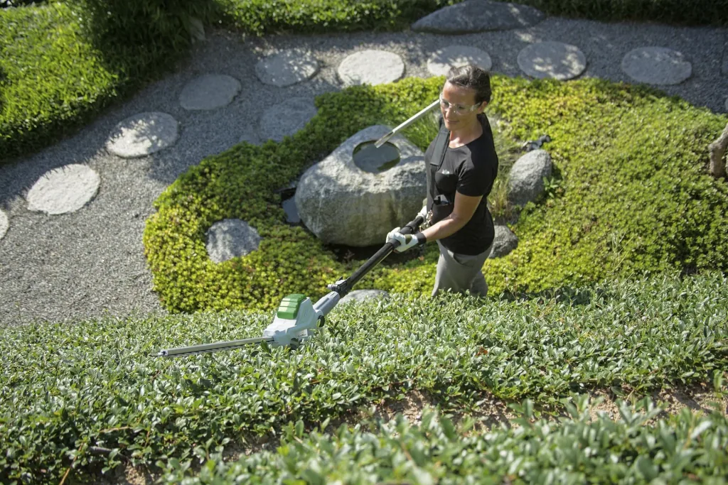 Cordless telescopic 3-in-1 garden set - consisting of hedge trimmer and chainsaw attachment with battery and charger