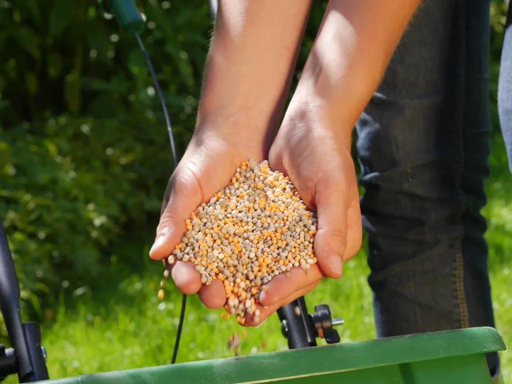 Lawn fertilizer with weed killer 800 g