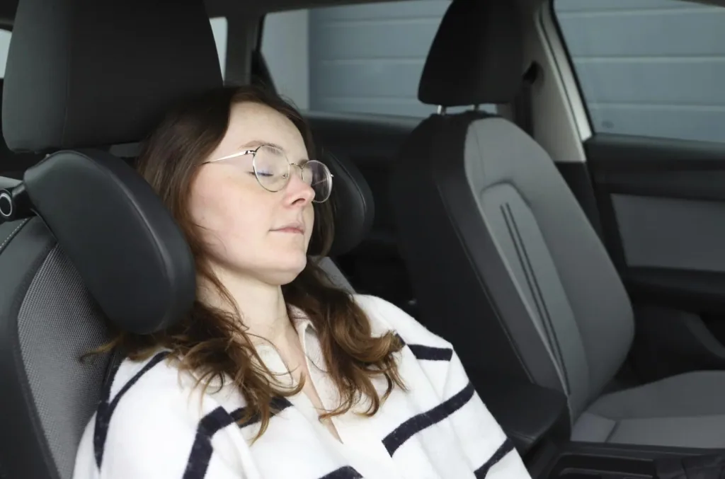Foldable comfort headrest