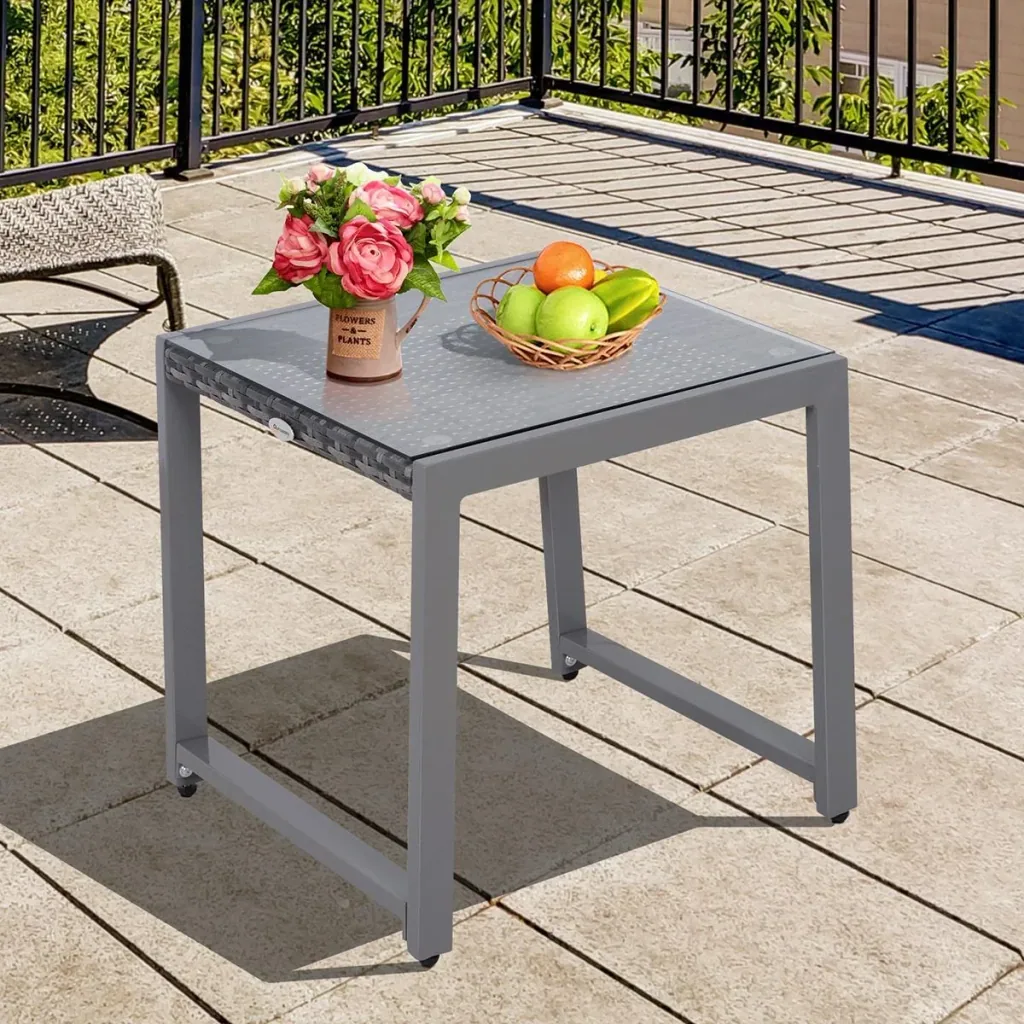 Polyrattan garden table with grey tempered glass