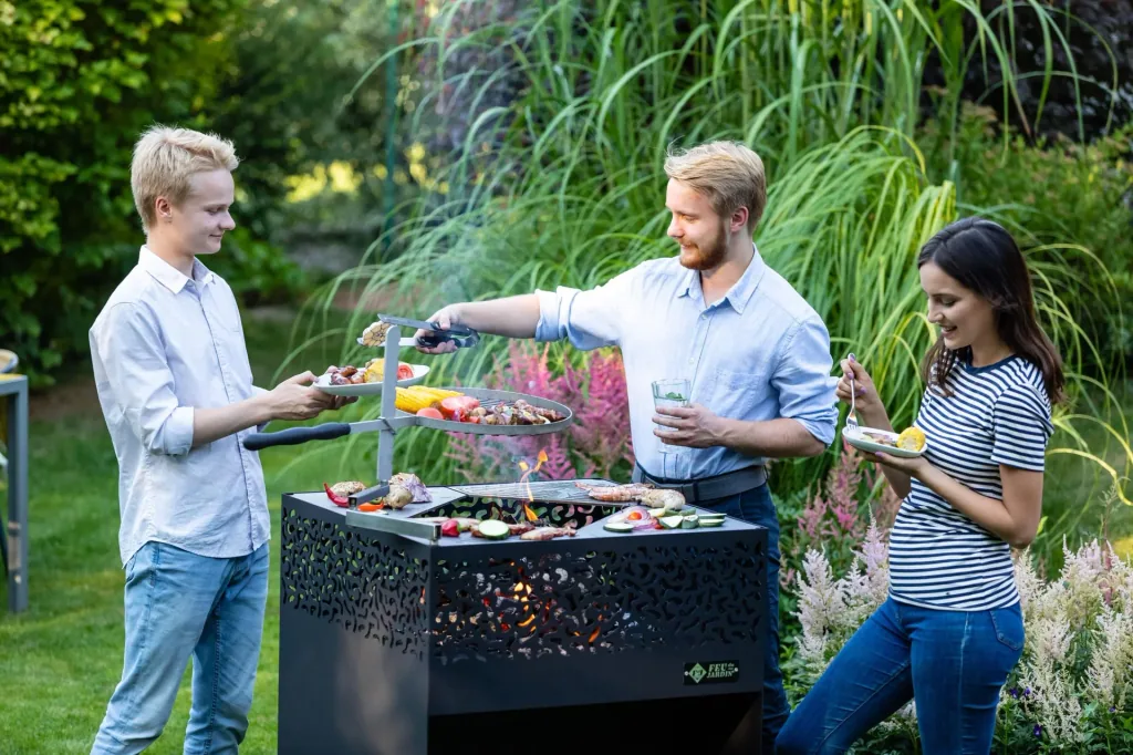 Grill CUBE 1000 black with grill grate Ø38, swivel arm and metal cover