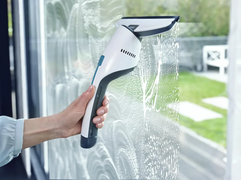 Window and bathroom vacuum cleaner "Nemo"