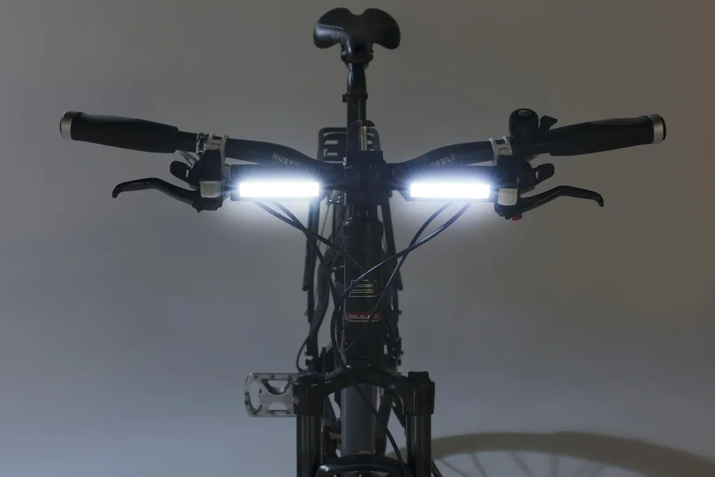 Work light with 360° rotating mounting clip