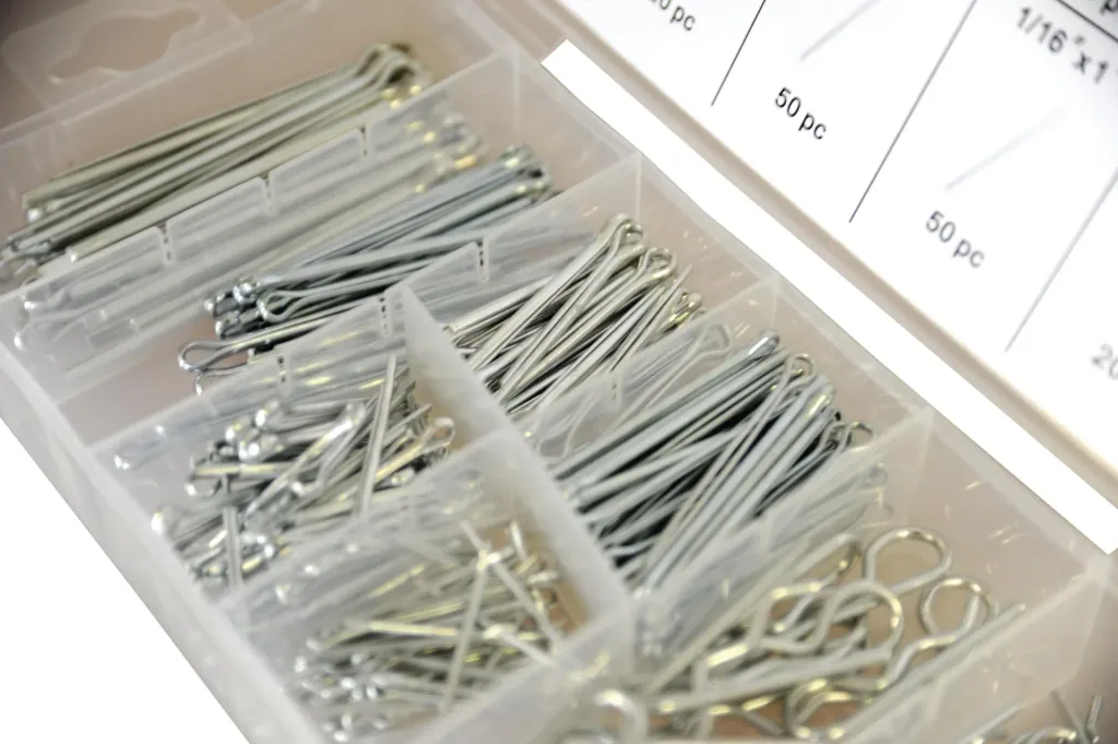 Spring pins and split pins, 260 pieces in assortment box