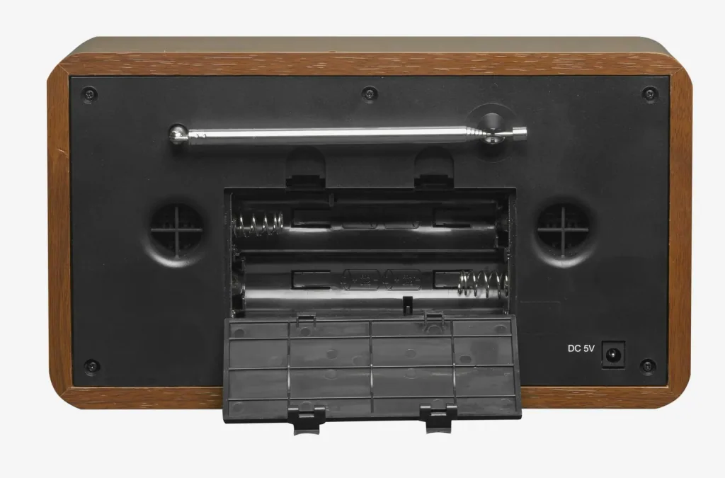 DAB+ radio with alarm function in an attractive wooden case