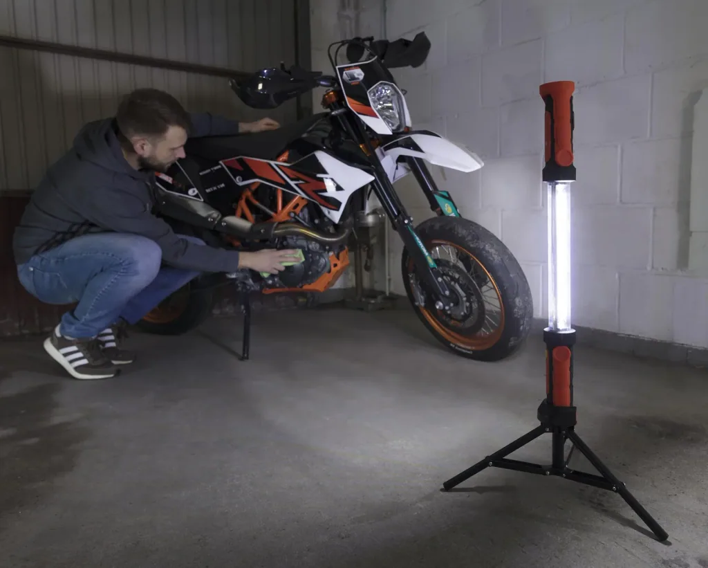 360° work light with stand, rechargeable
