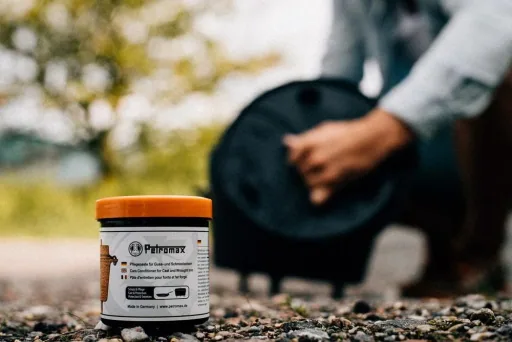 Seasoning and care paste for fire pots/Dutch ovens