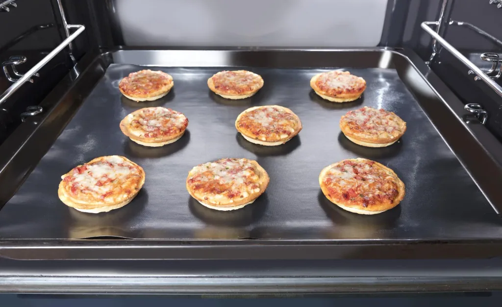 3-piece value set: extendable baking tray + 2 pieces of permanent baking foil