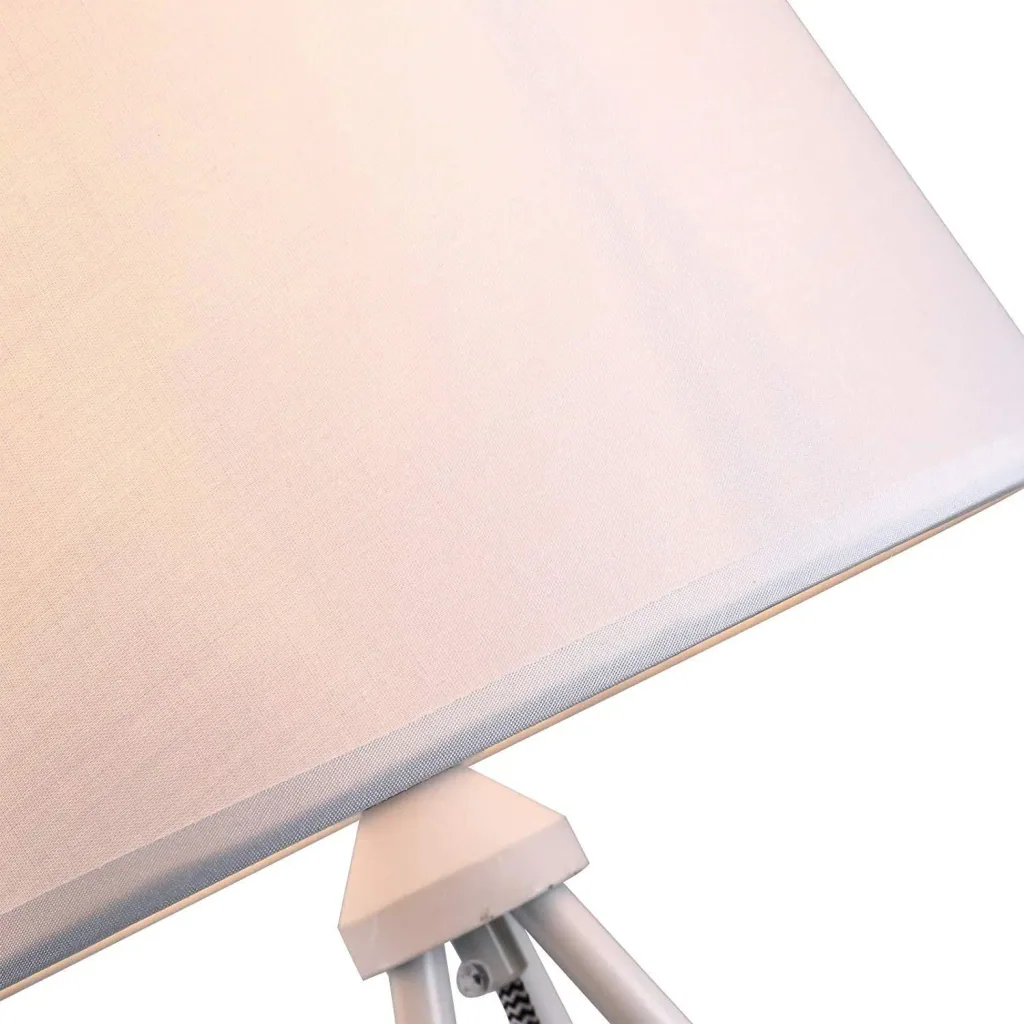 Tripod table lamp