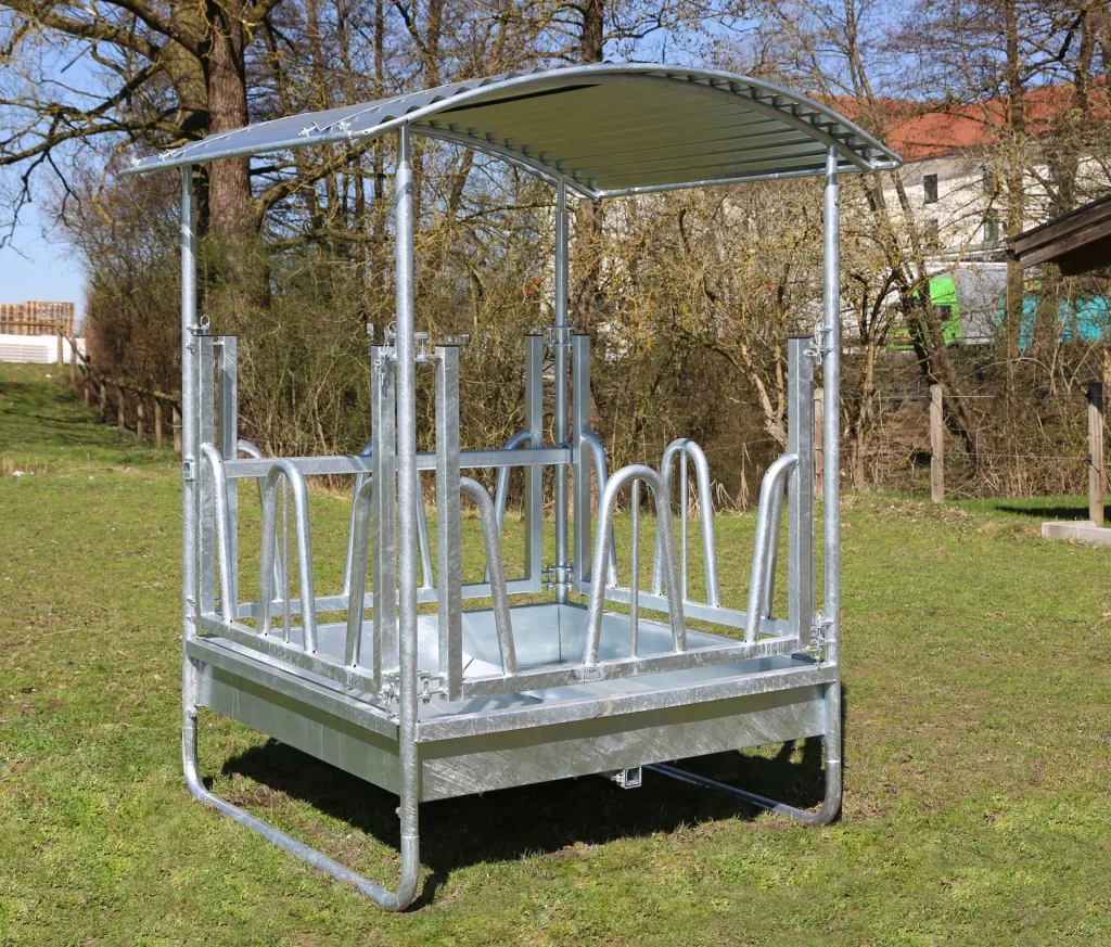 Square hay rack with palisade grid - 8 feeding places