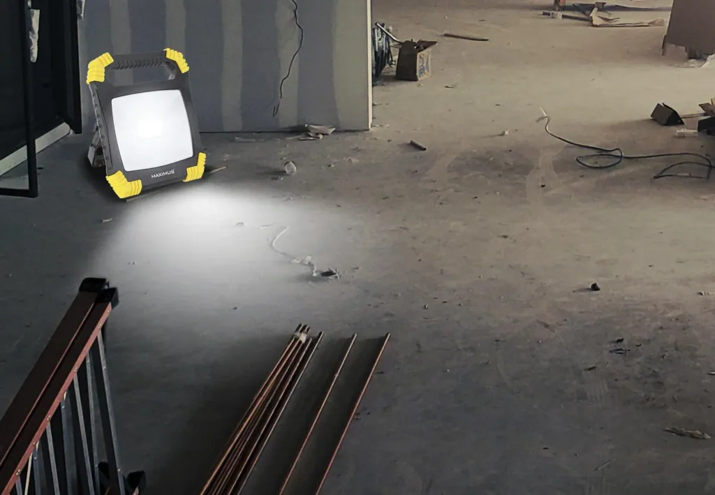 LED work light with socket, 1700 lumens