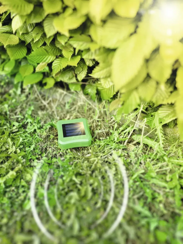 Solar vole repeller with replaceable head