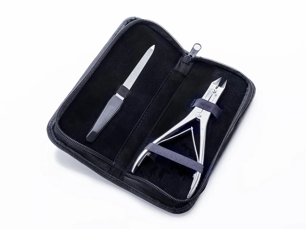 Corner pliers with double gear ratio including case and nail files