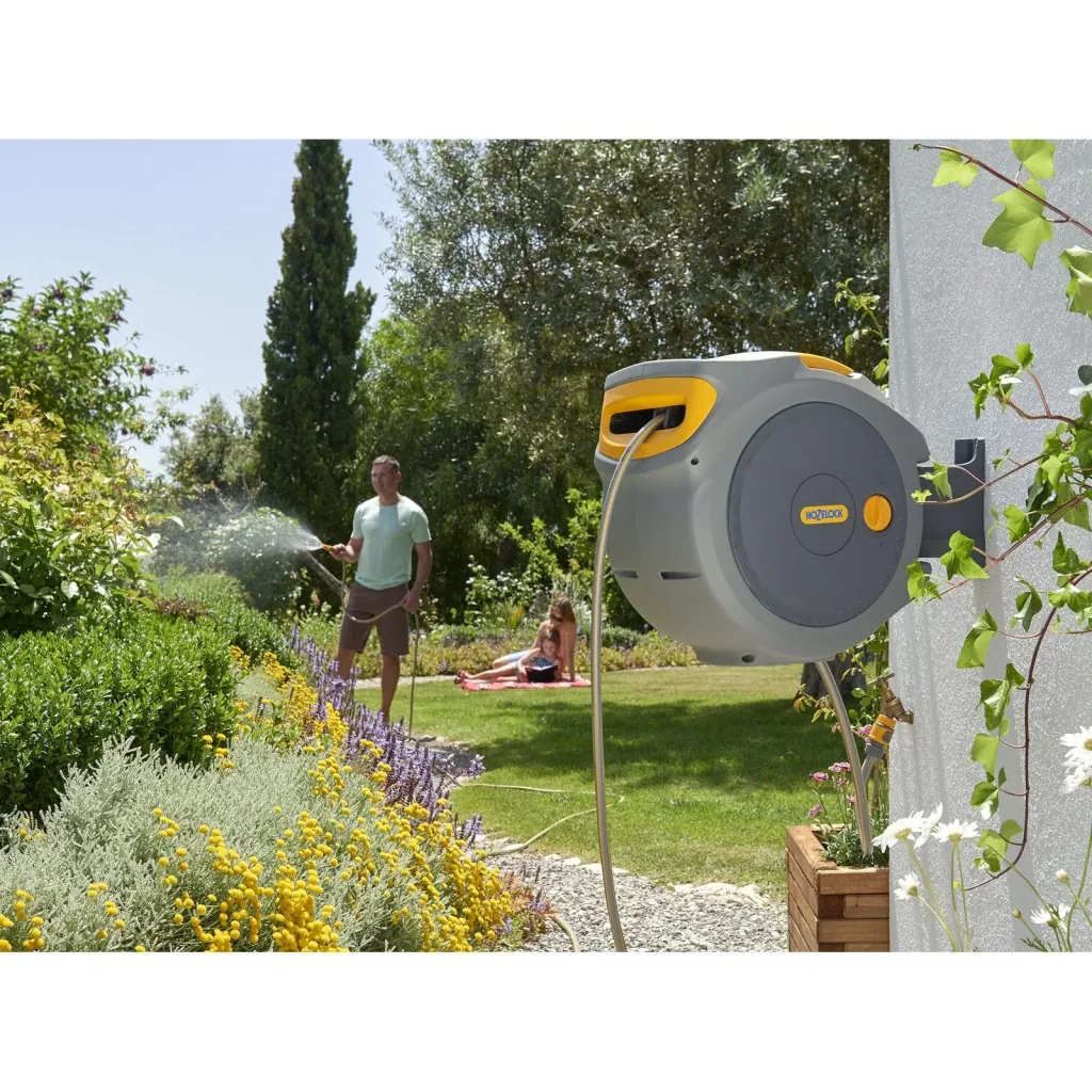Automatic hose reel including 20 meters of hose and free multifunctional broom