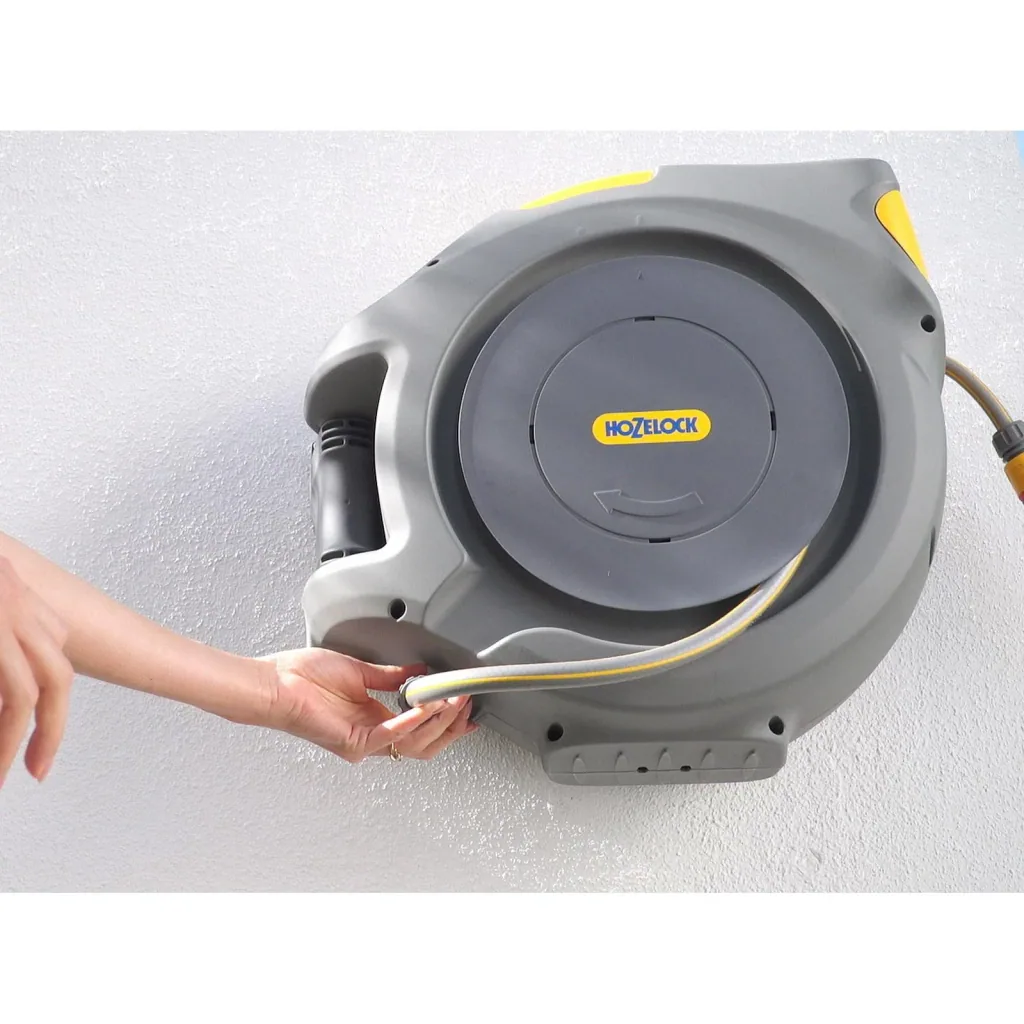 Automatic hose reel including 20 meters of hose and free multifunctional broom