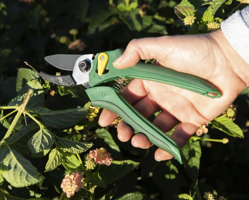 One-handed garden shears