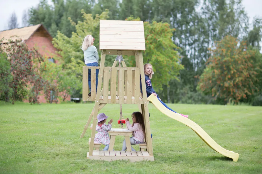 Giraffe play tower