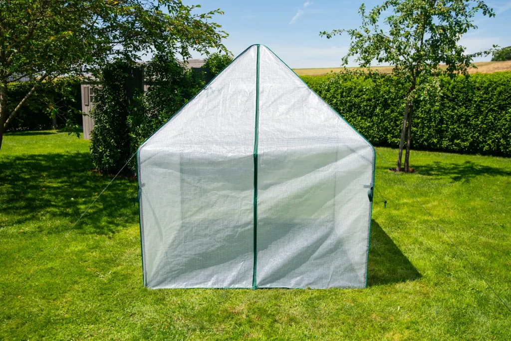 Polytunnel winter tent with floor pepperoni