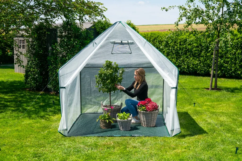 Polytunnel winter tent with floor pepperoni