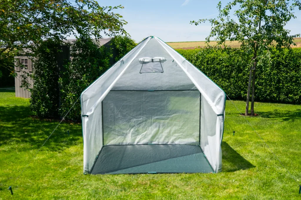 Polytunnel winter tent with floor pepperoni