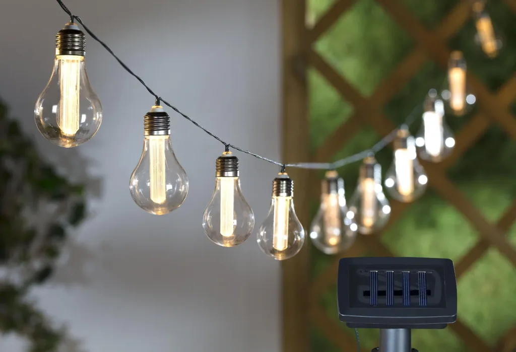 Solar light chain with 10 filament lamps