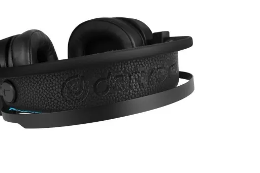 Gaming headset with USB connection and LED light, closed headphones