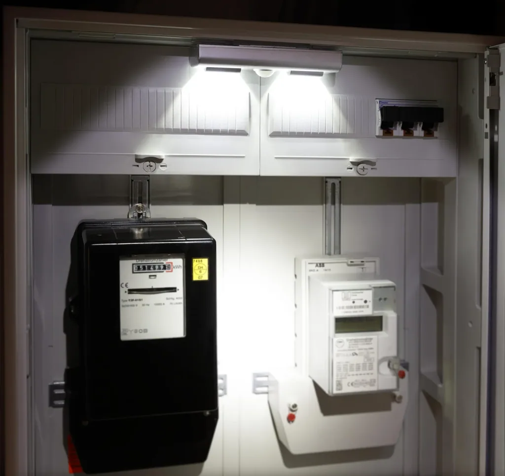LED battery light with 2x4 LEDs (swivel) and motion sensor