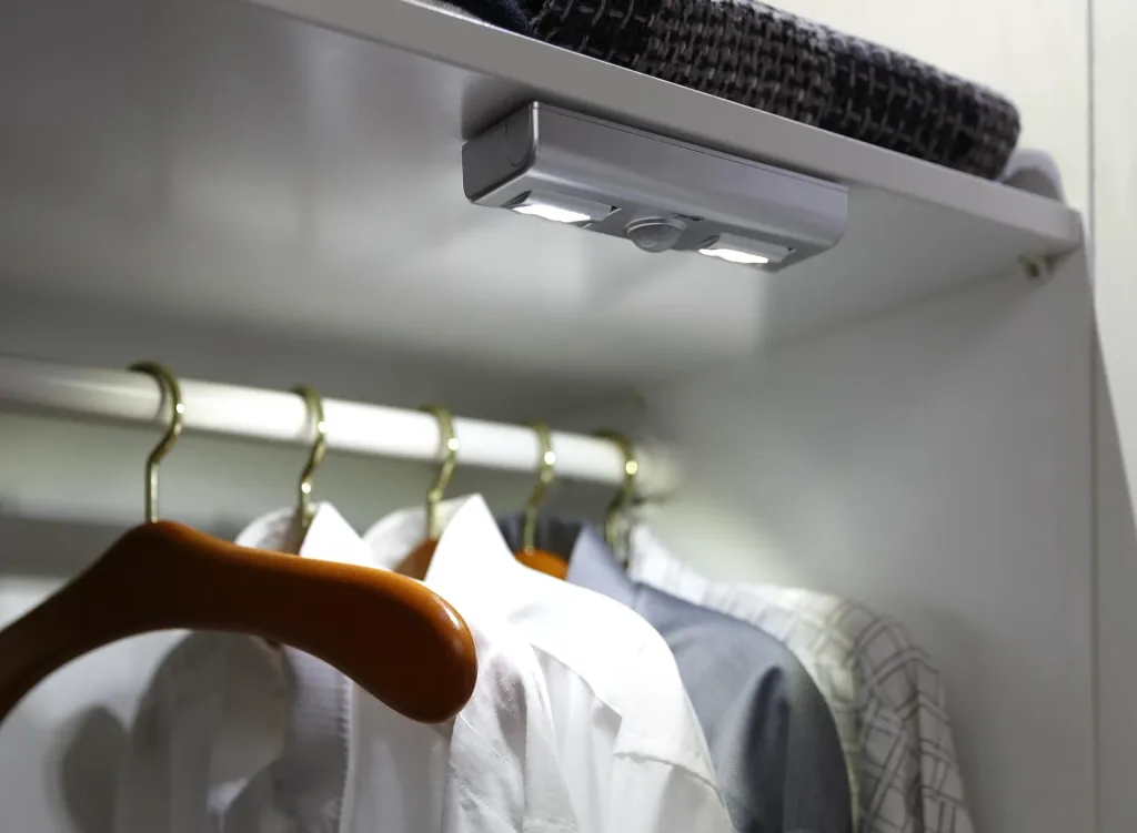 LED battery light with 2x4 LEDs (swivel) and motion sensor