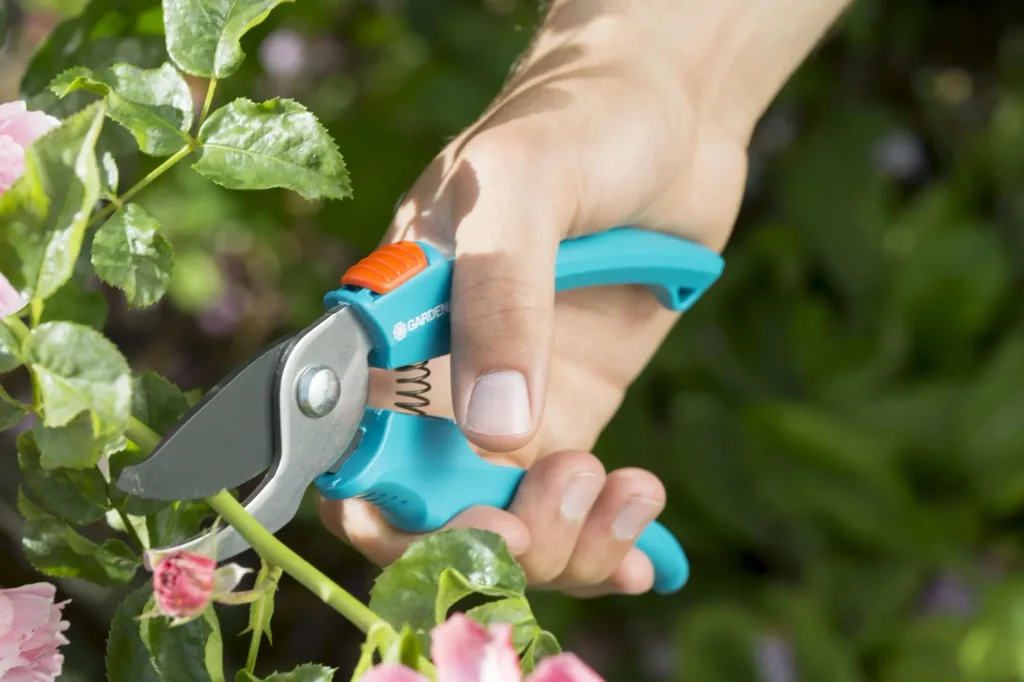 Classic bypass pruning shears, maximum cutting thickness 18 mm