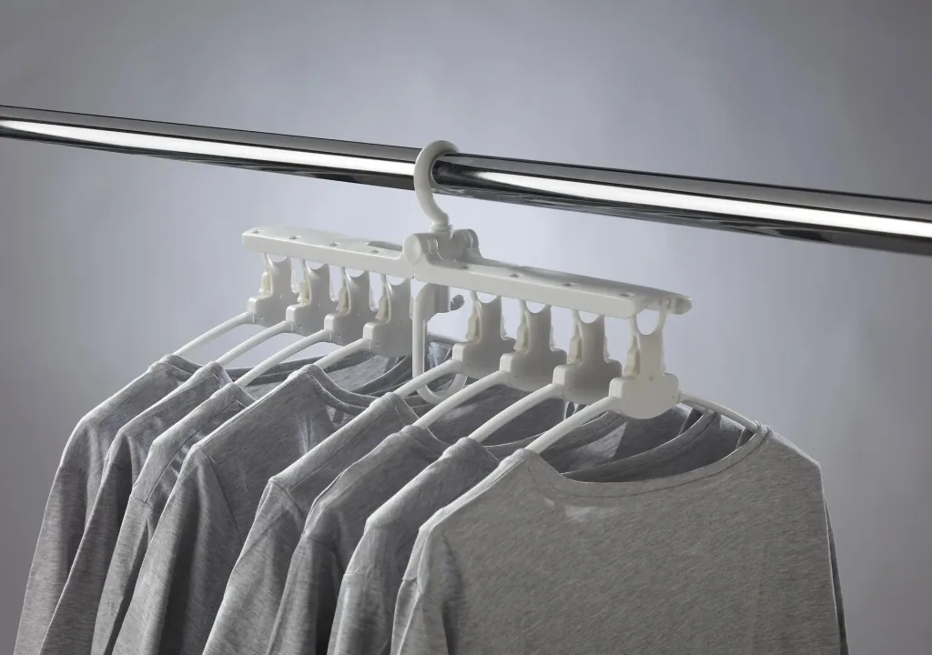 Space-saving hanger