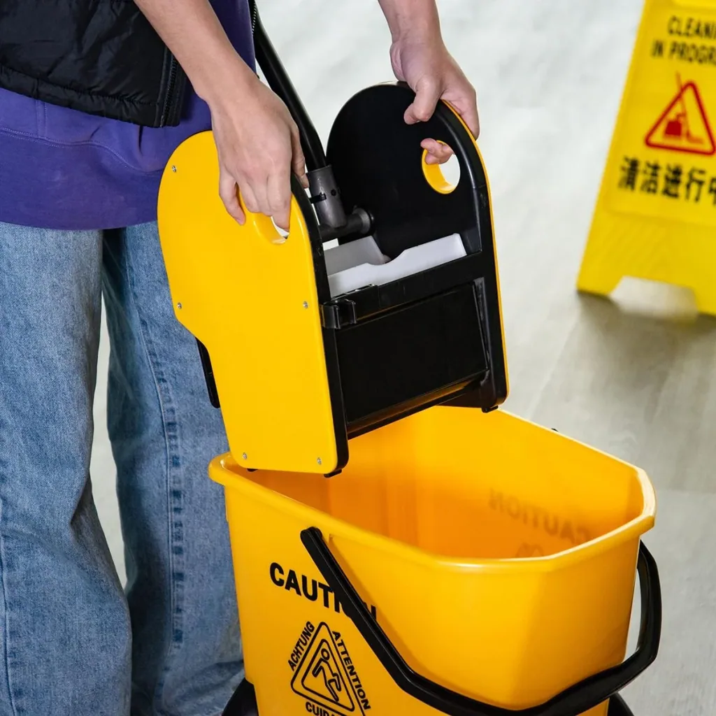 Mop cart with wringing device