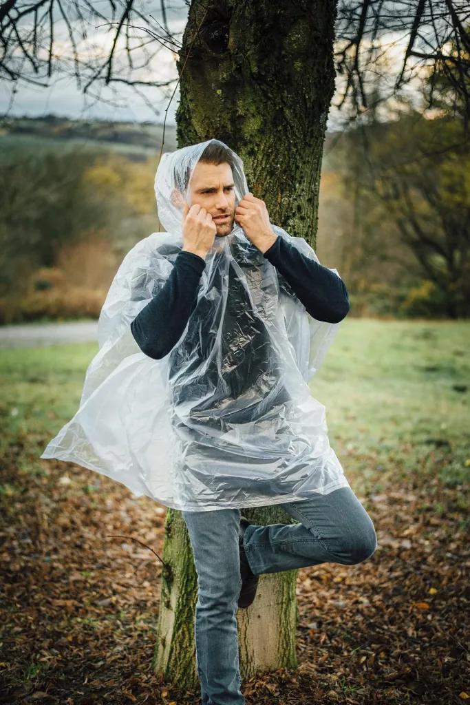 Rain poncho in one size, waterproof, with snap fasteners, color transparent