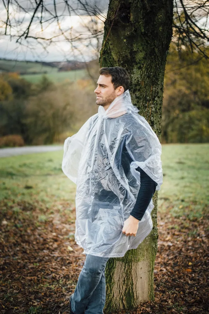 Rain poncho in one size, waterproof, with snap fasteners, color transparent