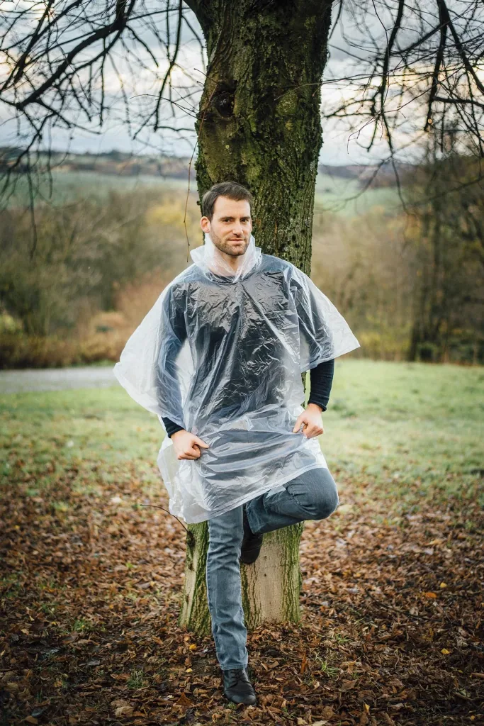 Rain poncho in one size, waterproof, with snap fasteners, color transparent