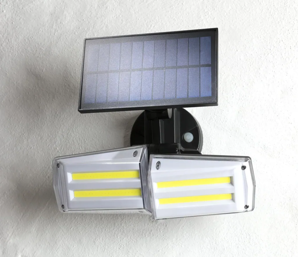 Solar LED floodlight with microwave sensor