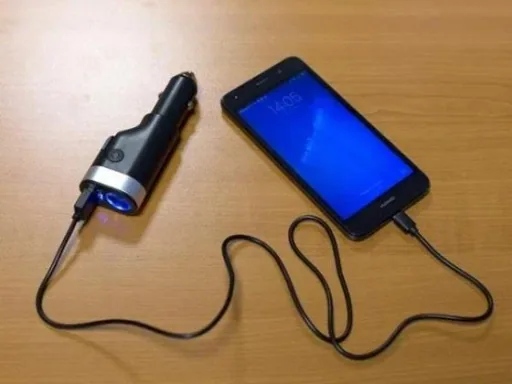 6-in-1 car charger / power bank / LED flashlight / seatbelt cutter / emergency hammer