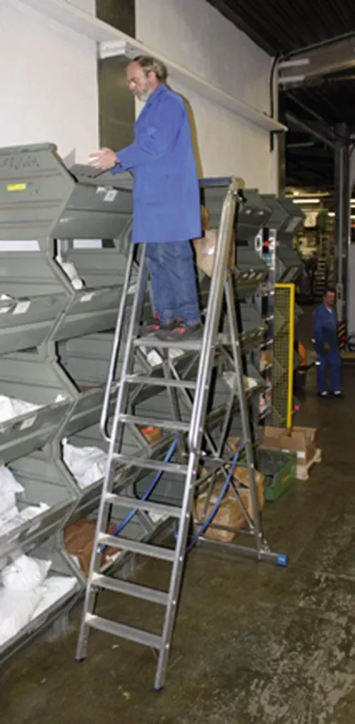 Stepladder with large standing platform, 9 steps