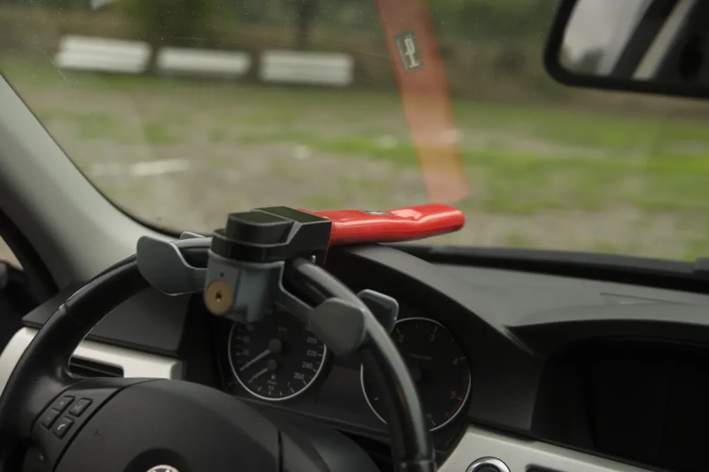 Steering wheel locking bar "Rotary Lock"