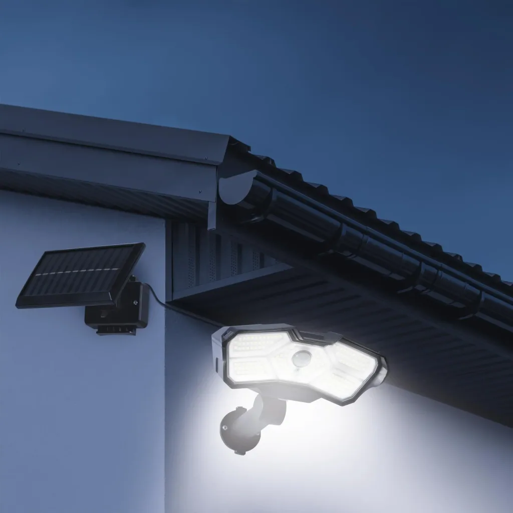 LED solar spotlight with motion detector, 400 lumens