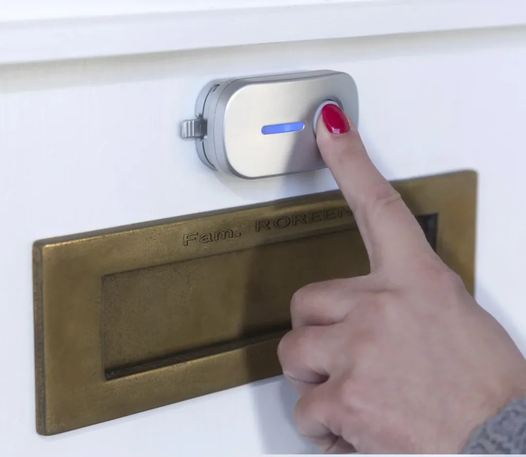 Radio-controlled wall clock with doorbell