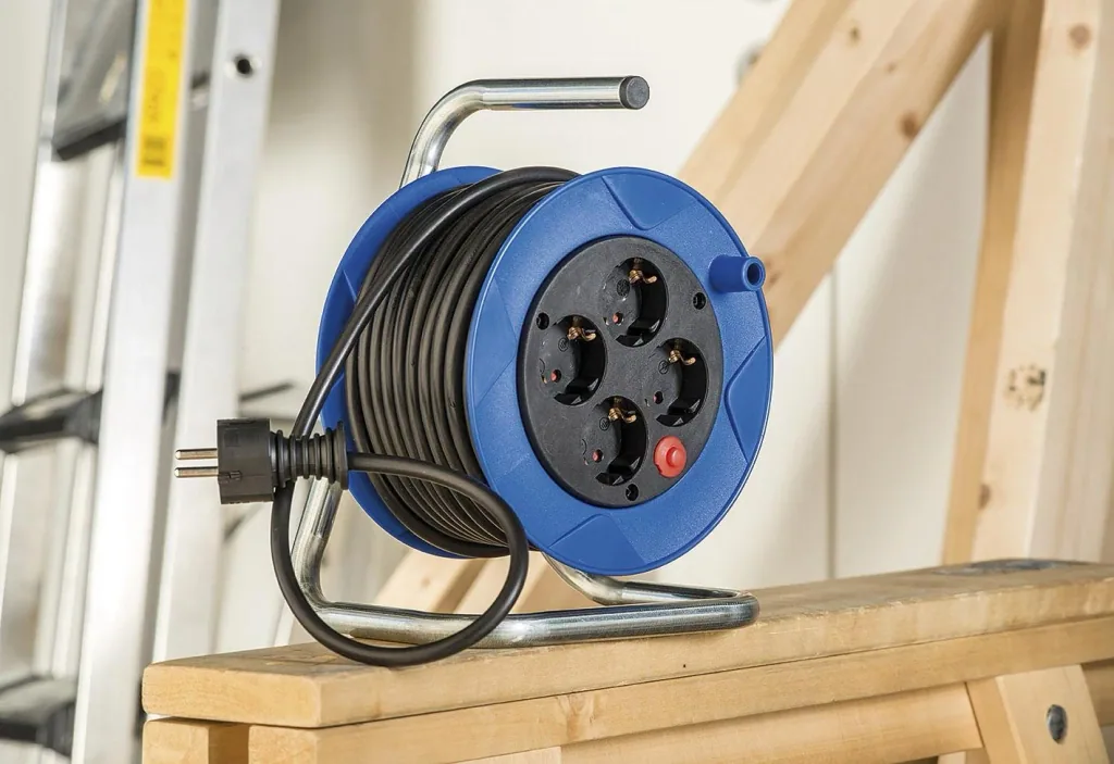 Compact cable drum with 15 m extension